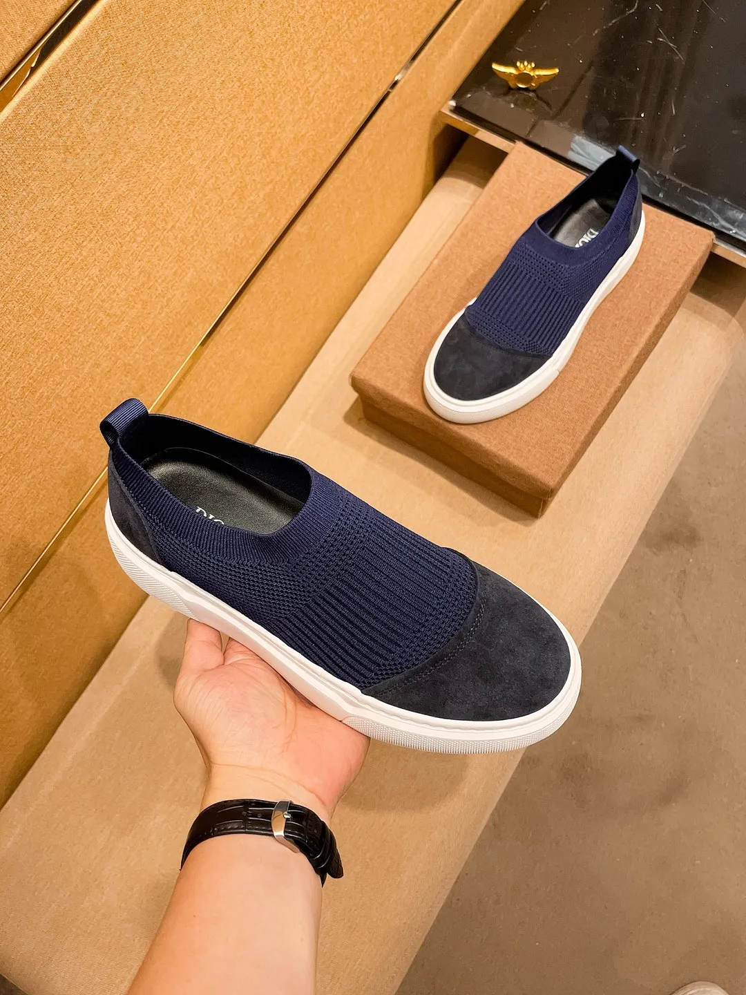Men's shoes💰 400💰🔥【Dior】🔥Men's high-end brand of shoes official website 1:1 latest masterpiece: the upper is made of Italian imported first-layer cowhide with a comfortable and breathable lining➕original non-slip and wear-resistant outsole🔥, making walking more convenient and comfortable! An exclusive new model, a stunning work, a beautiful 1:1 replica [color] compared to the official quality! Create a fashionable personality to set off your uniqueness! A must-have for trendy men! Classic 🔥Size: 38-44 Color: 🔥 3⃣️colors available🔥